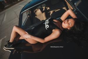 Бесподобная брюнетка и Mercedes